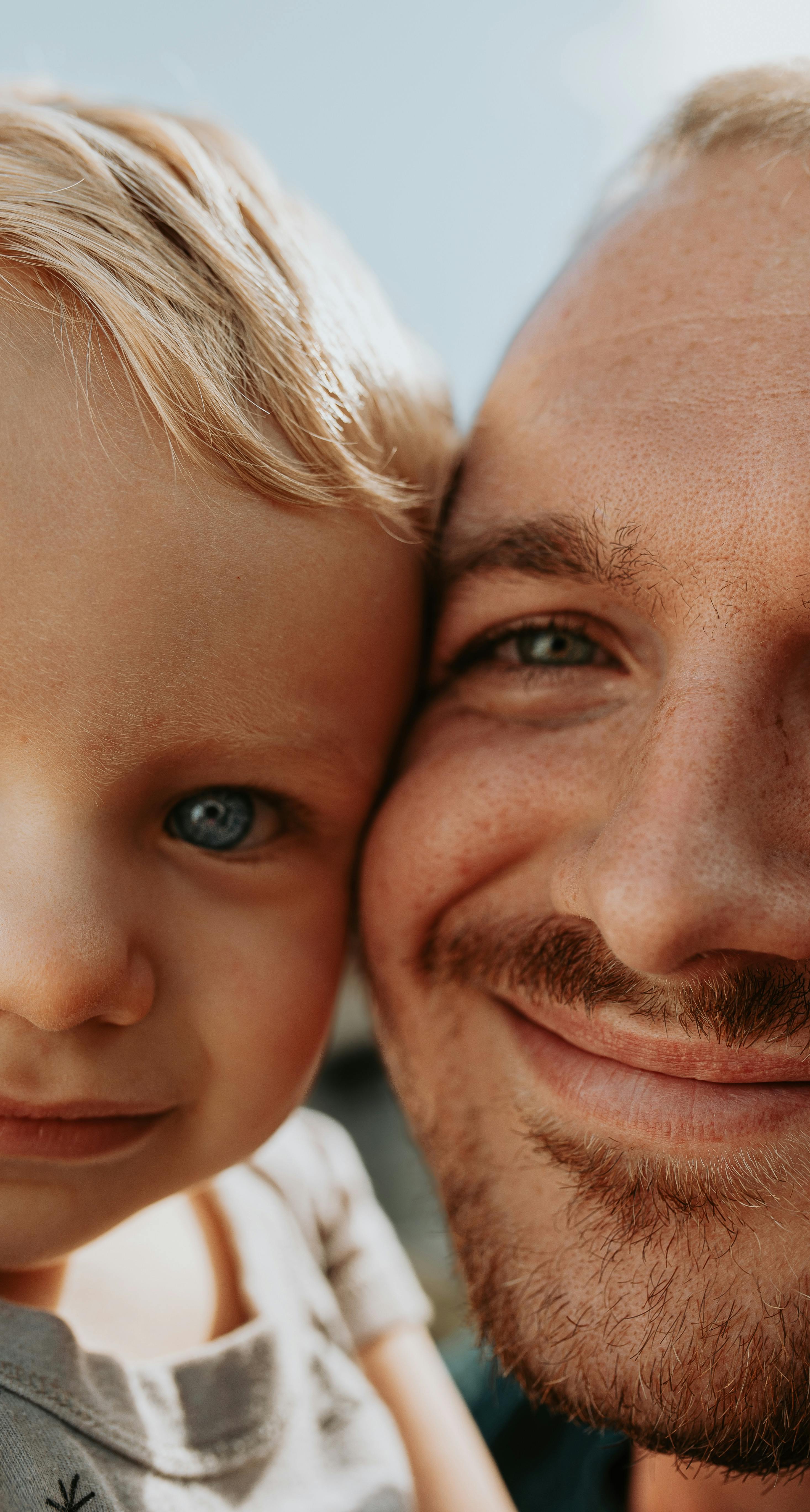 Vater und Kind, Wange an Wange